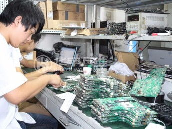 北京高中畢業(yè)生 學習手機維修技術，開啟月薪上萬的就業(yè)之路